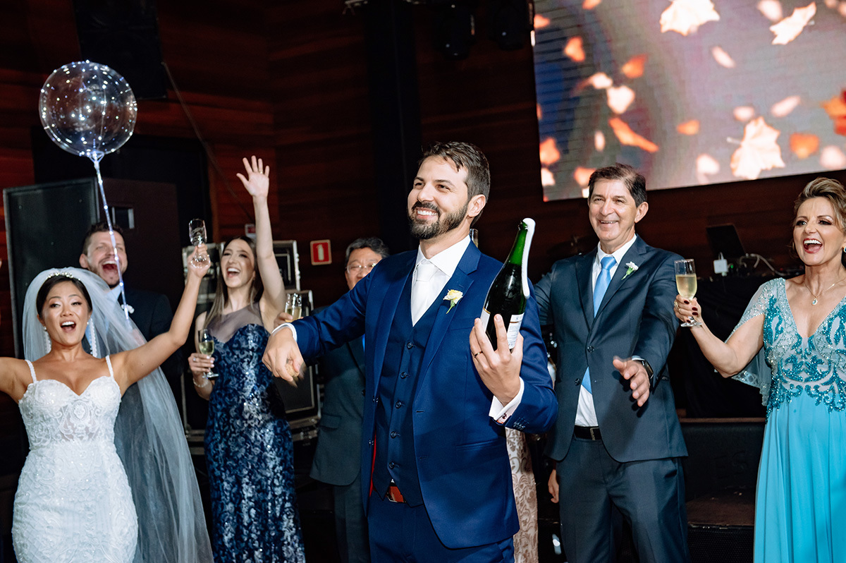 O noivo estourando a champagne