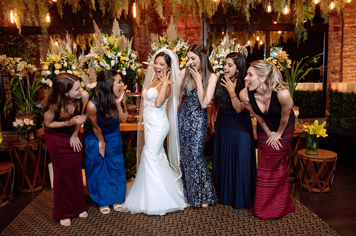 foto descontraída da noiva e as amigas