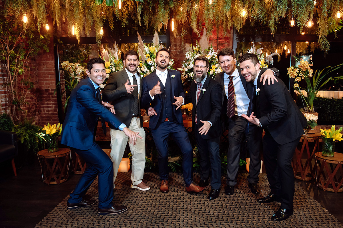 O noivo e os amigos na mesa de doces