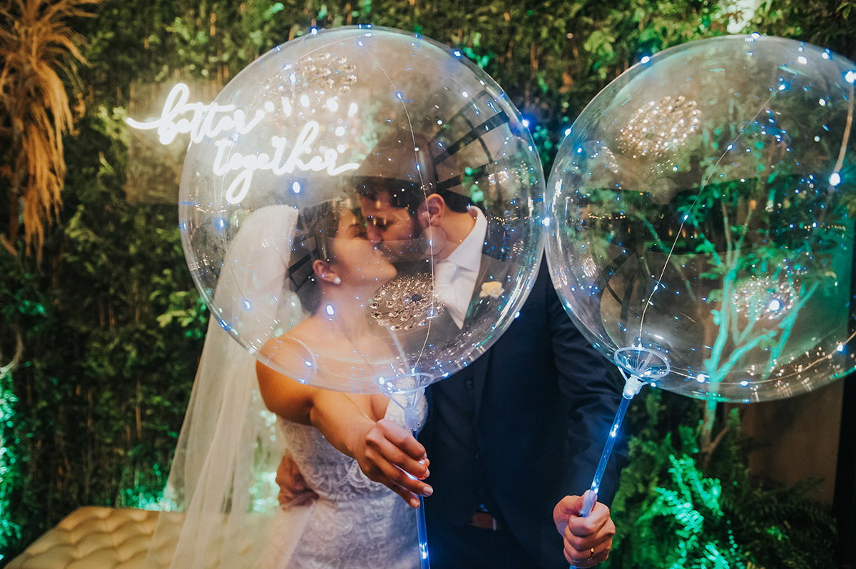 Noivos com balão de led