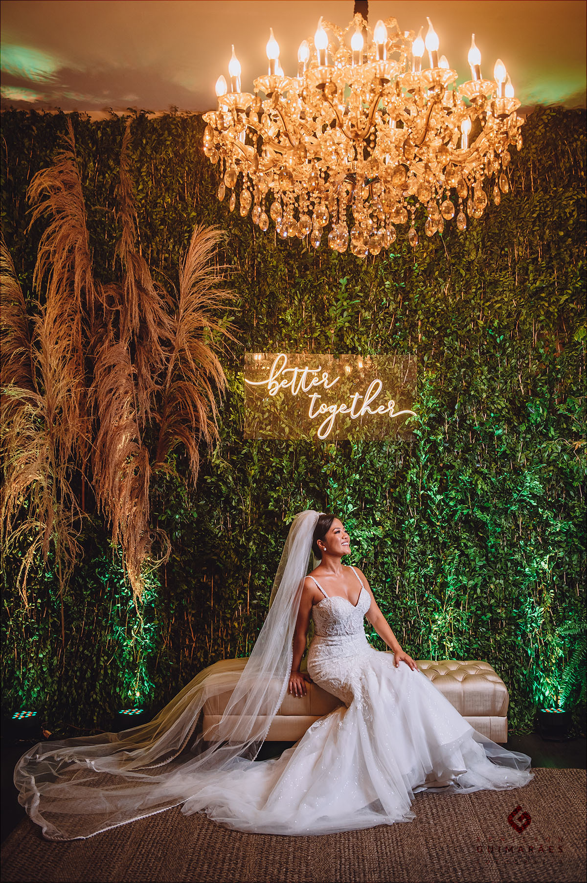 Foto da noiva sentada no hall de entrada da festa