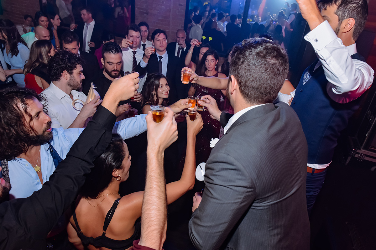 Noivos tomando tequila com os amigos