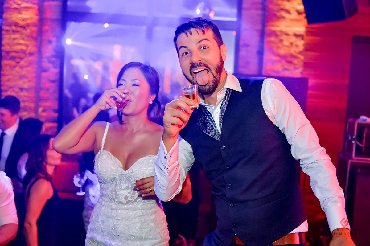Noivos tomando tequila
