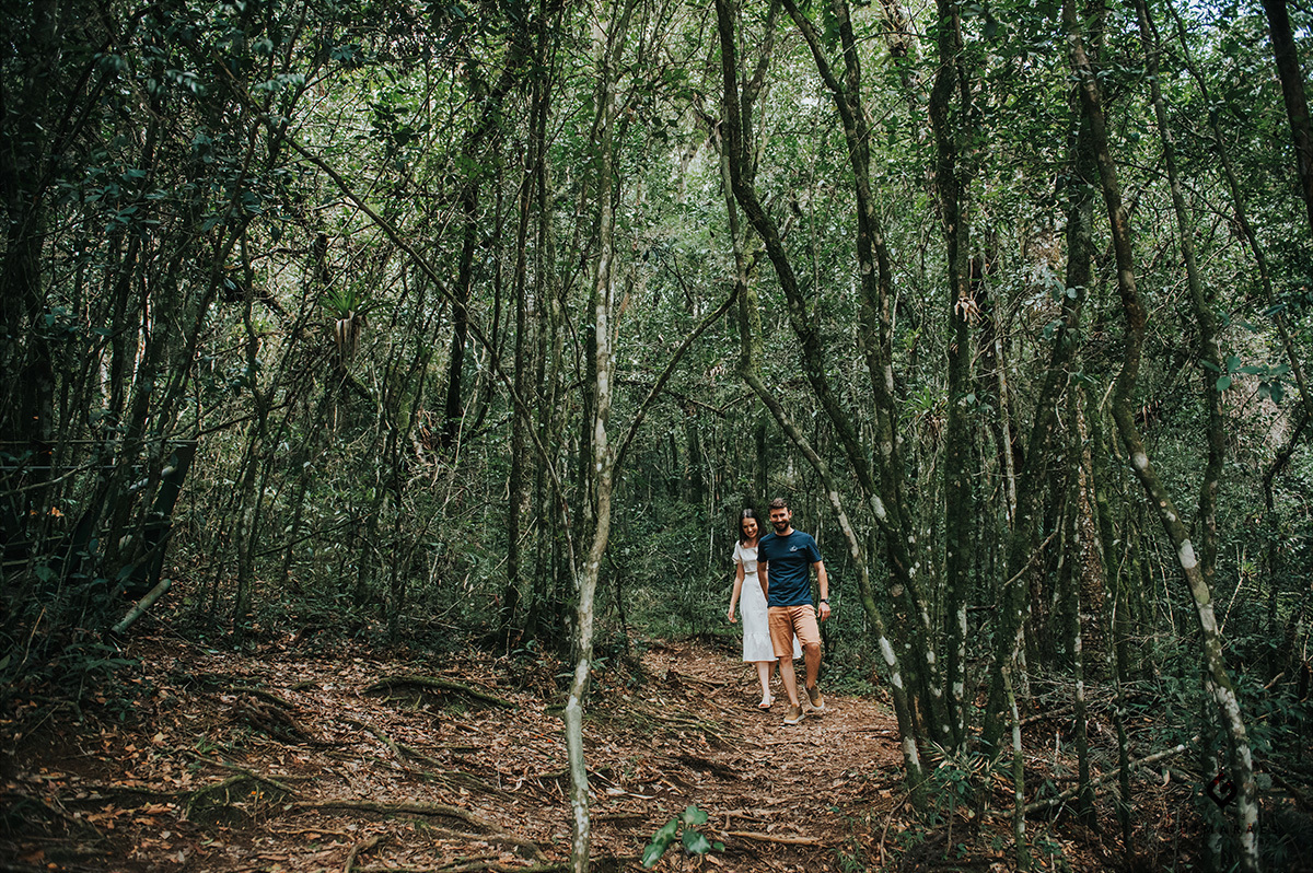 Noivos caminhando pela floresta