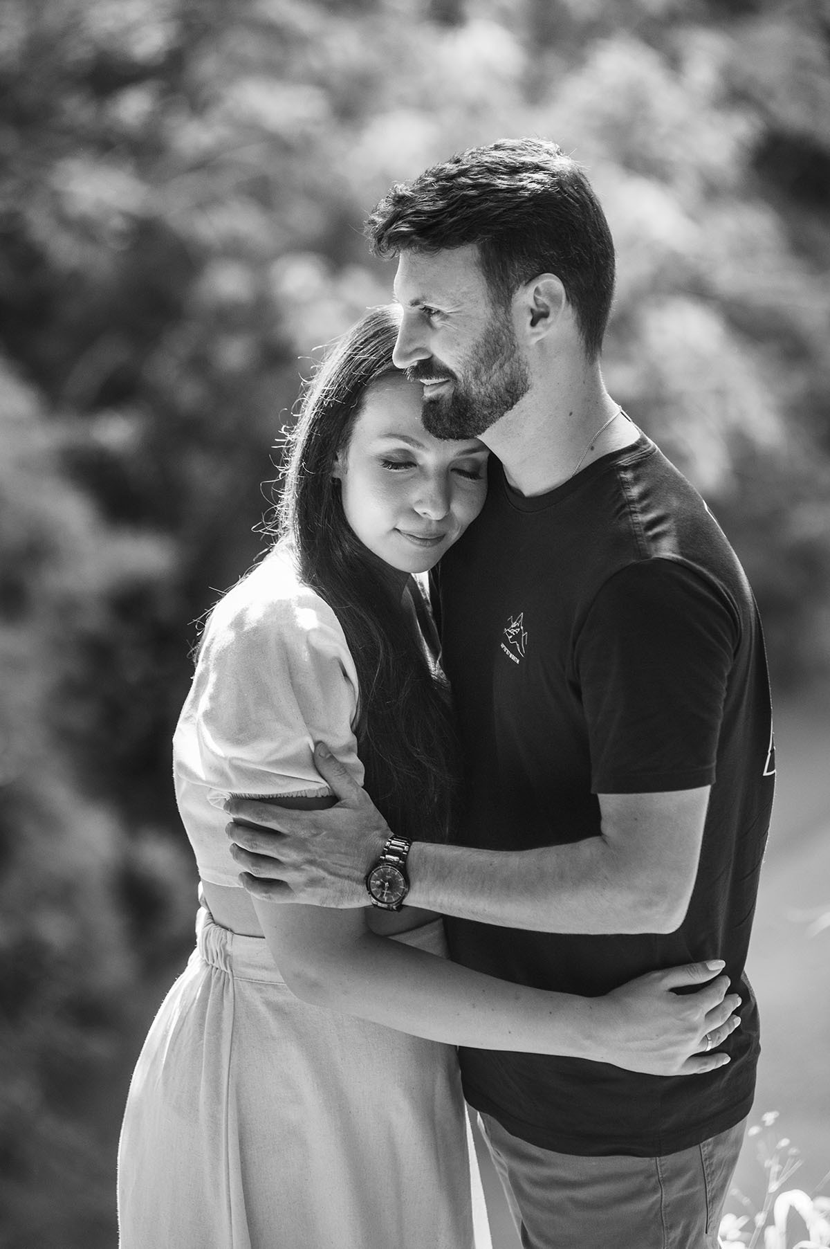 Noivos abraçados com olhos fechados