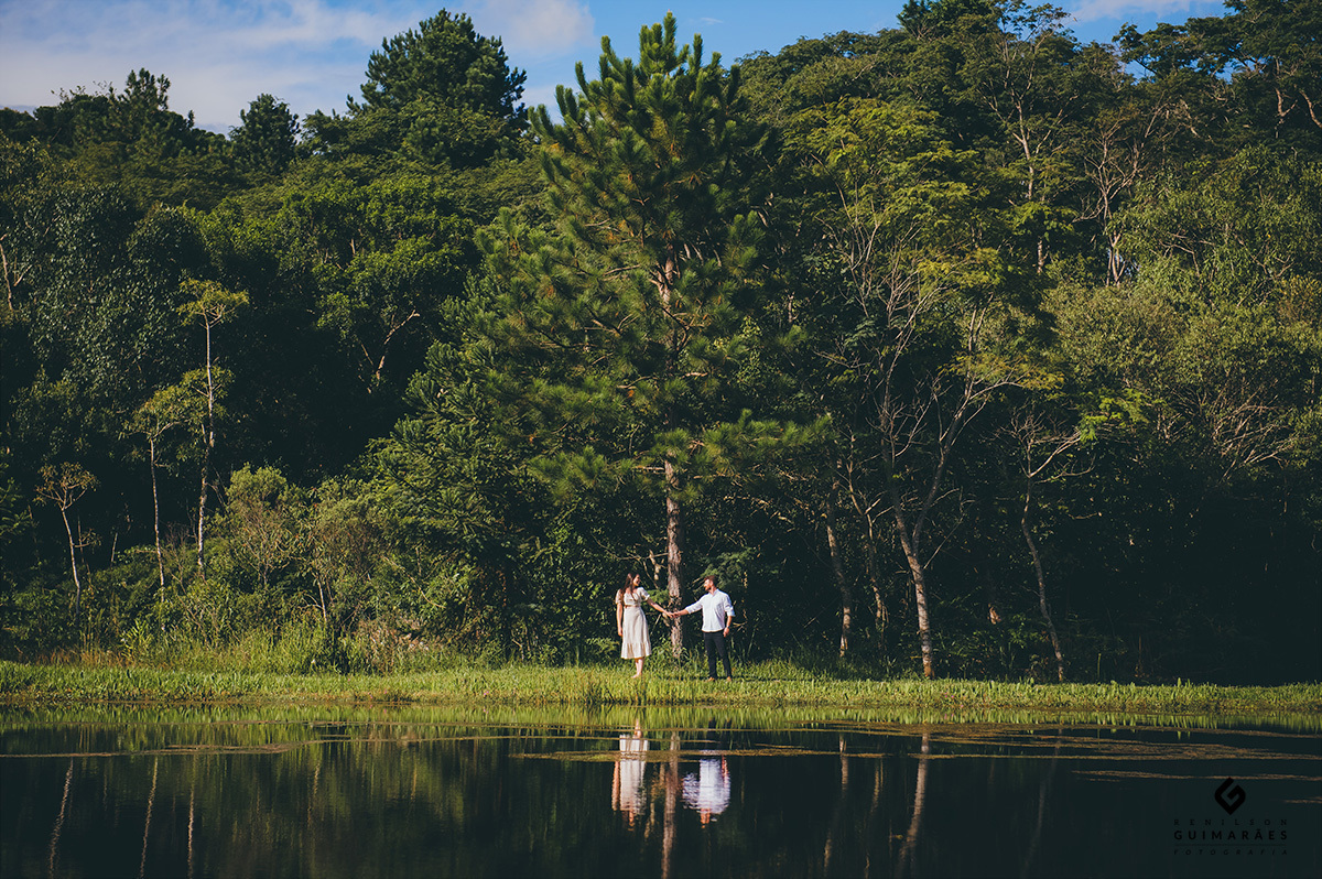 Foto do casal em frente de um lago