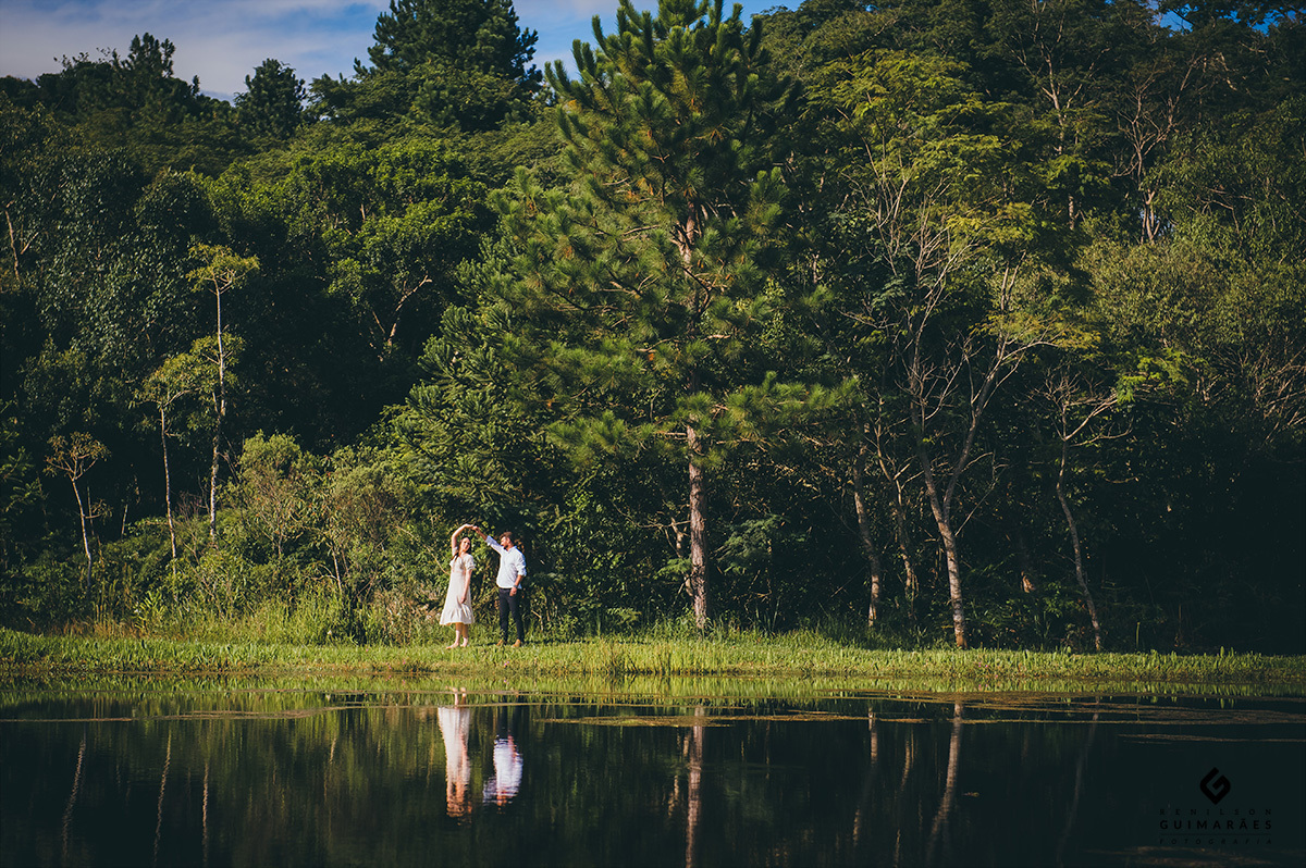Reflexo dos noivos dançando no lago