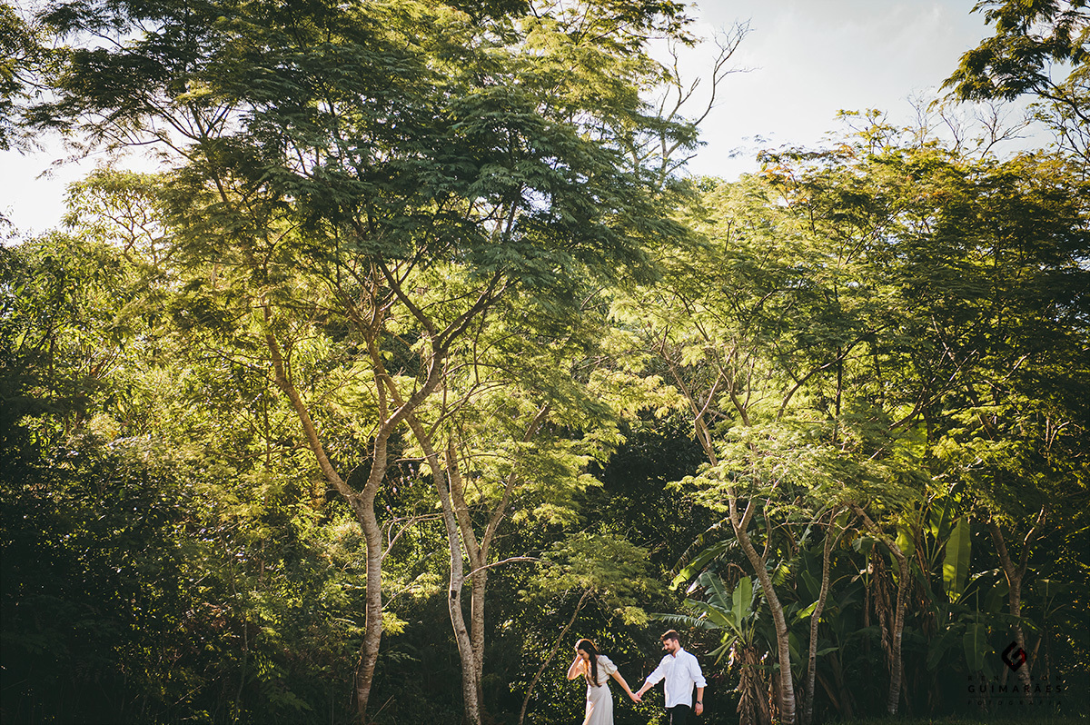 Noivos andando na floresta