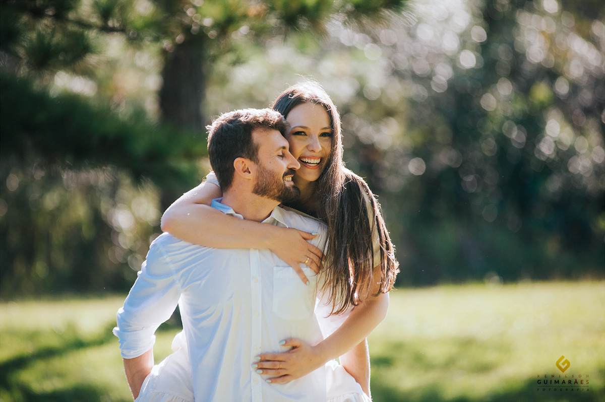 Foto da noiva pulando nas costas do noivo