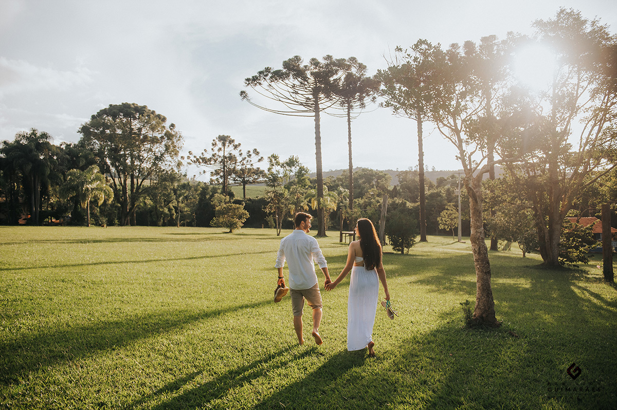 Noivos andando descalços na grama