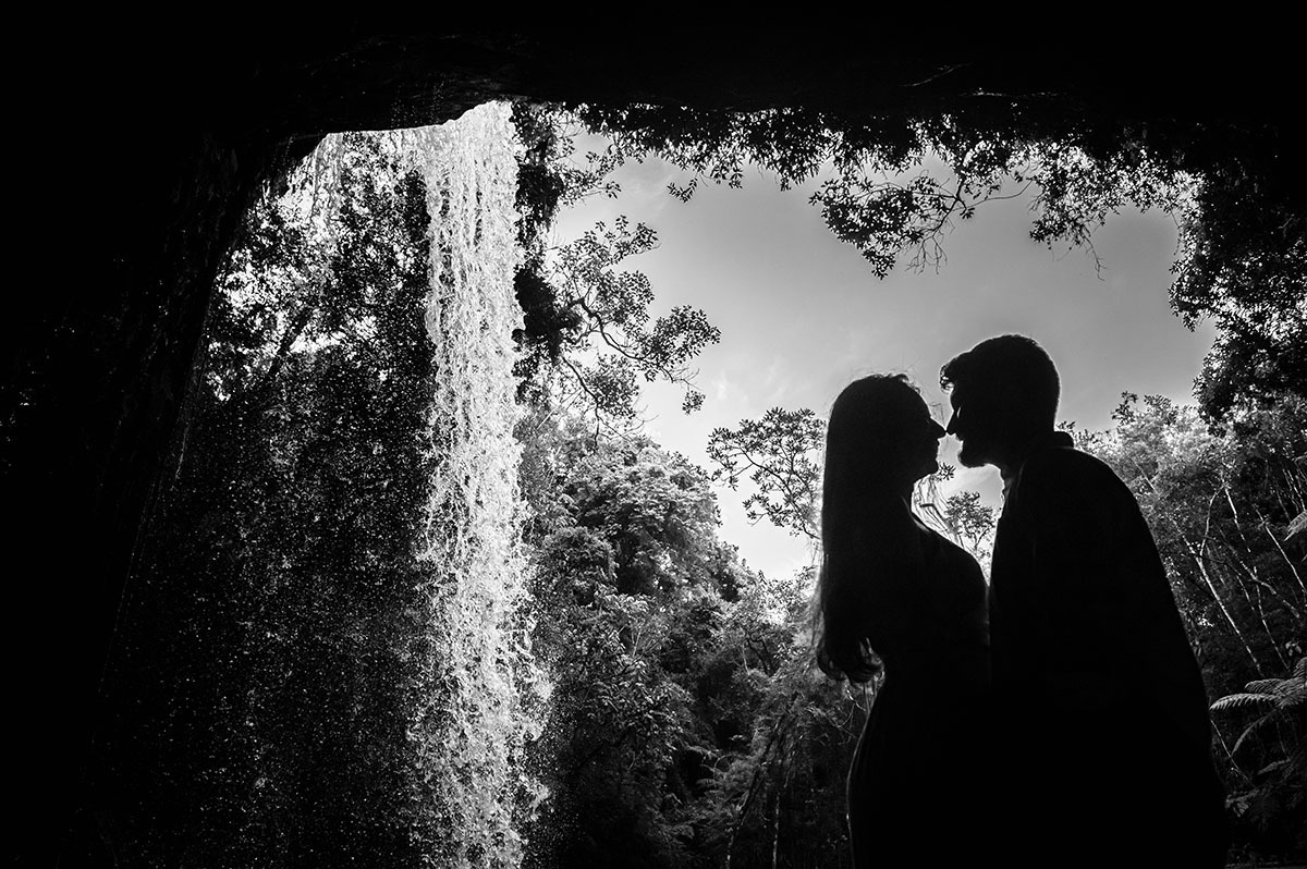 Foto de silhueta na caverna da cachoeira