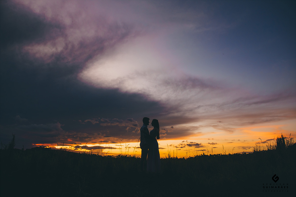 Foto dos noivos com por do sol