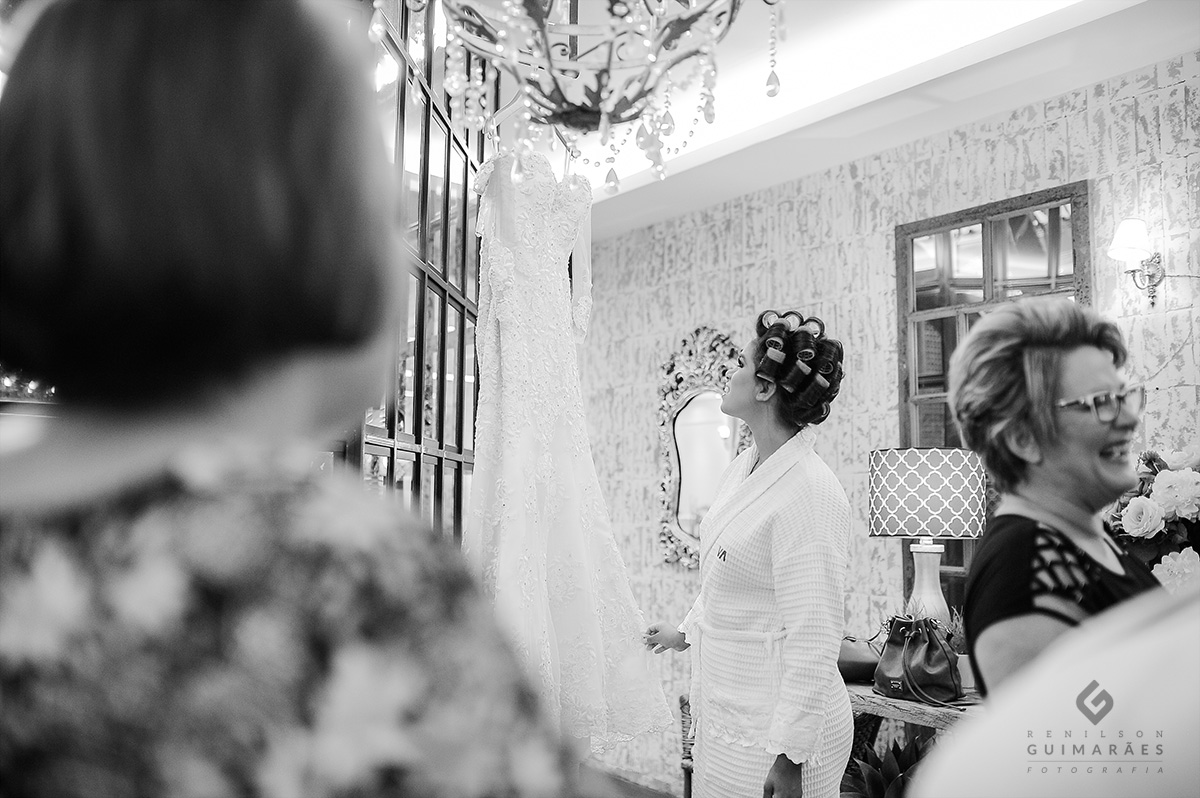 A noiva admirando o vestido