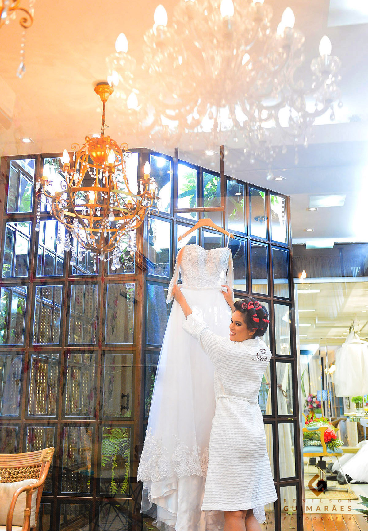 A noiva admirando o vestido