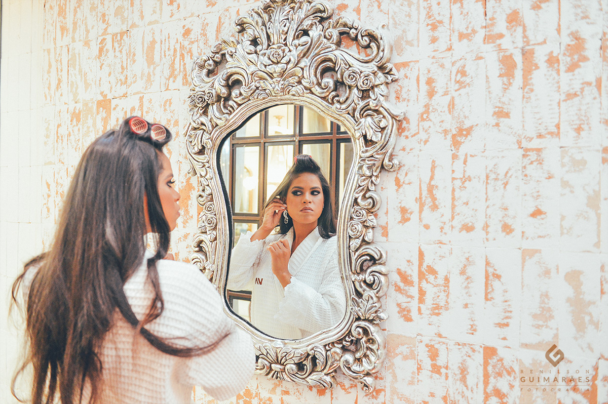 A noiva colocando o brinco