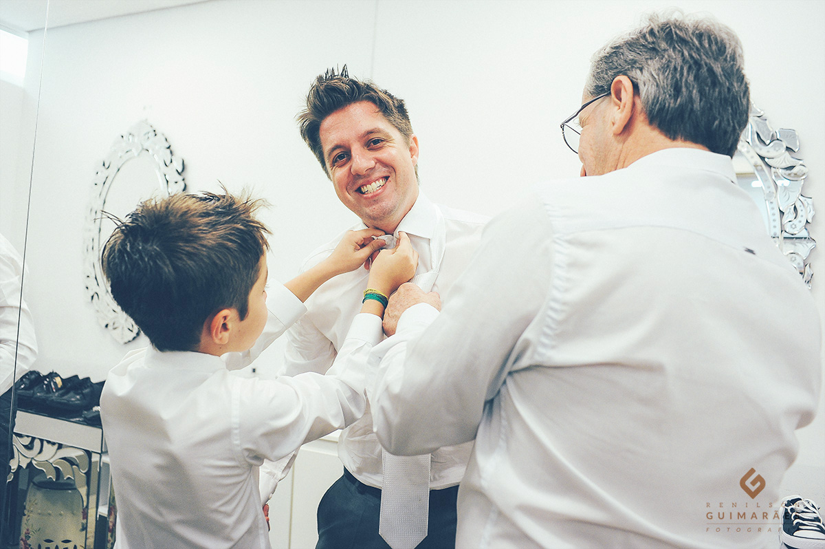 O filho e o pai do noivo o ajudando