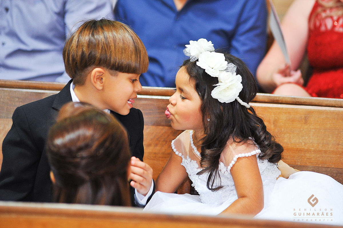 As alianças levada pelo filho do noivo