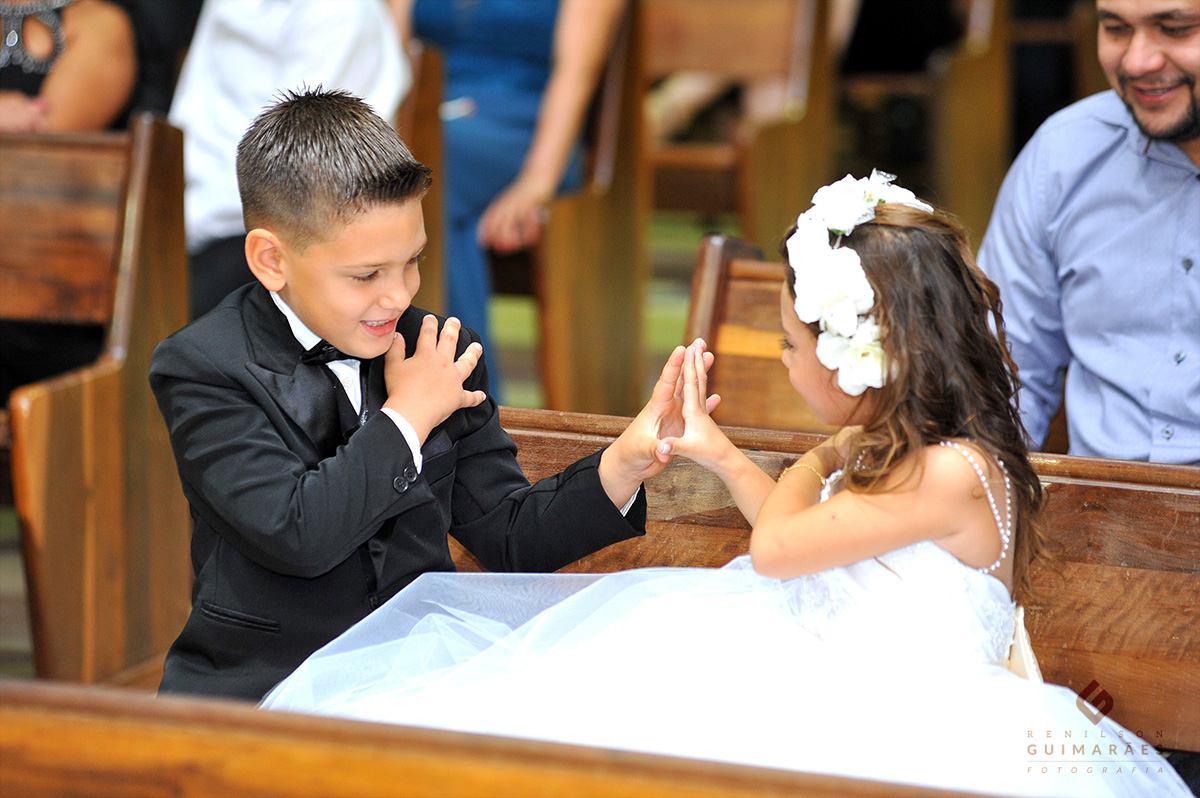 As alianças levada pelo filho do noivo