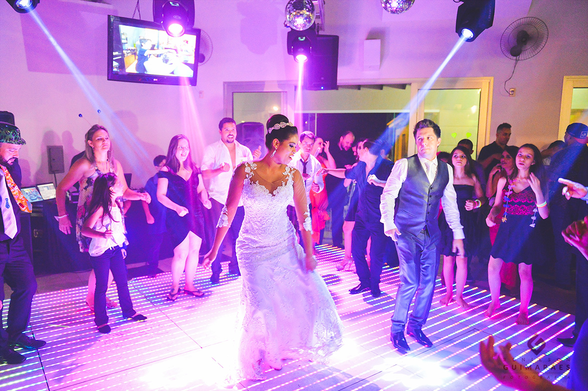 Os noivos dançando