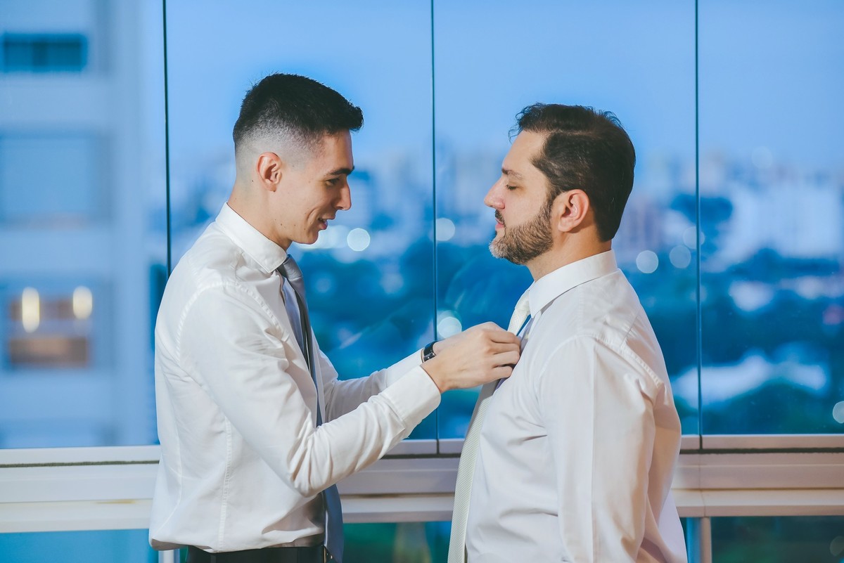 O filho arrumando a grava do pai