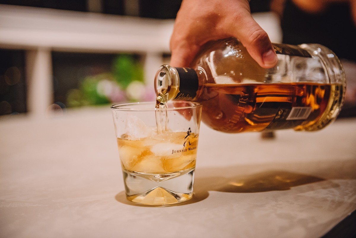 Fazendo um drink no making of do noivo