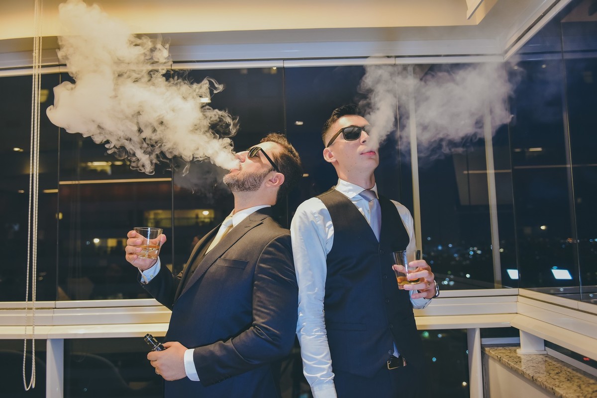 Cigarro eletrônico  no making of do noivo