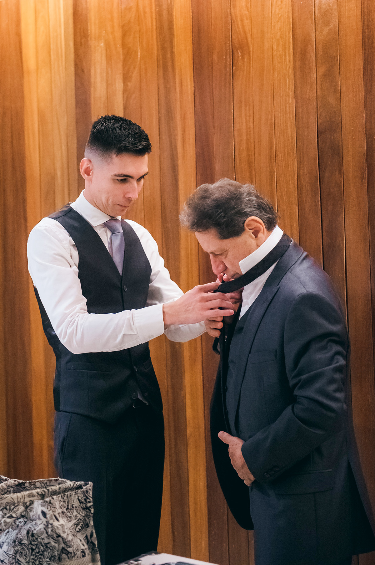 O neto dando o nó da gravata do avô