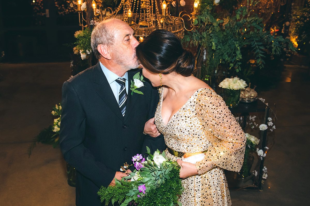 O pai beijando a noiva
