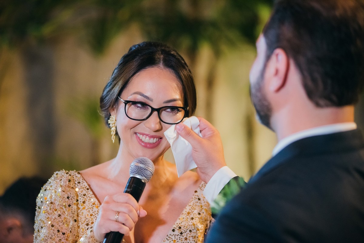 O noivo enxugando a lágrima da noiva