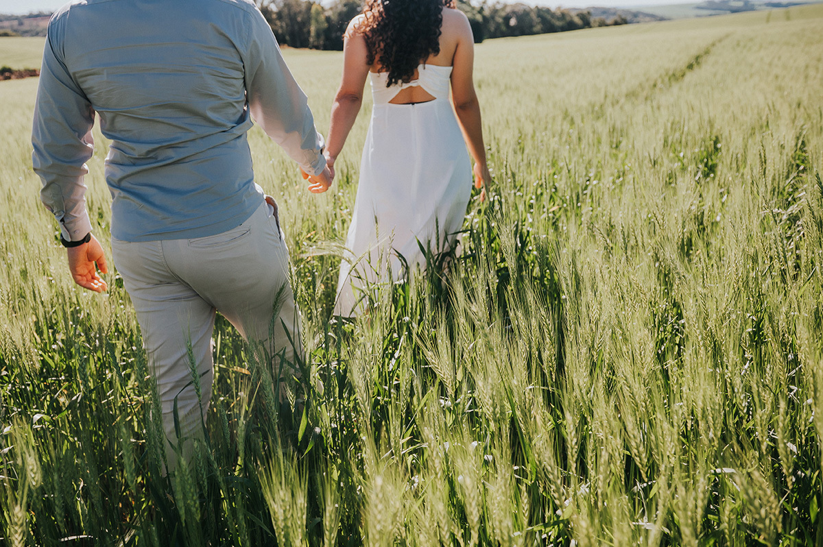 Noivos de mãos dadas