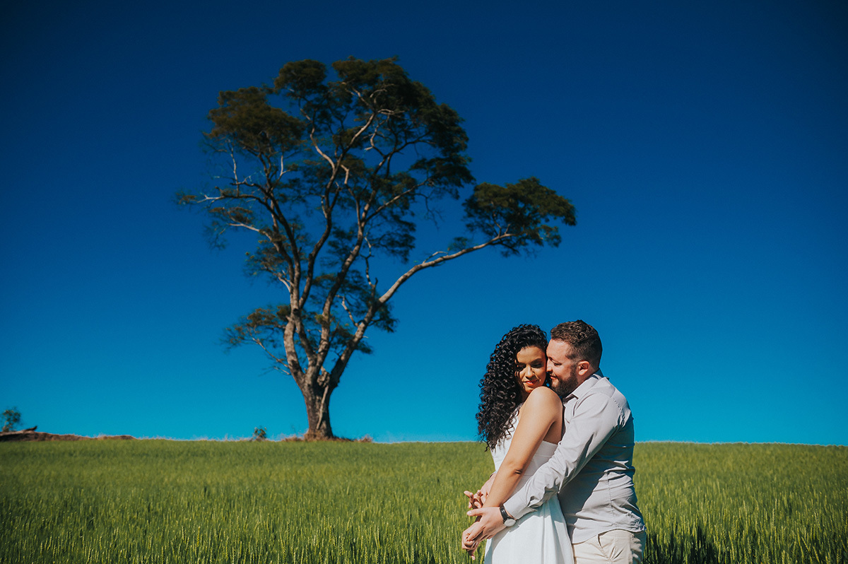 Noivo abraçando a noiva durante o ensaio