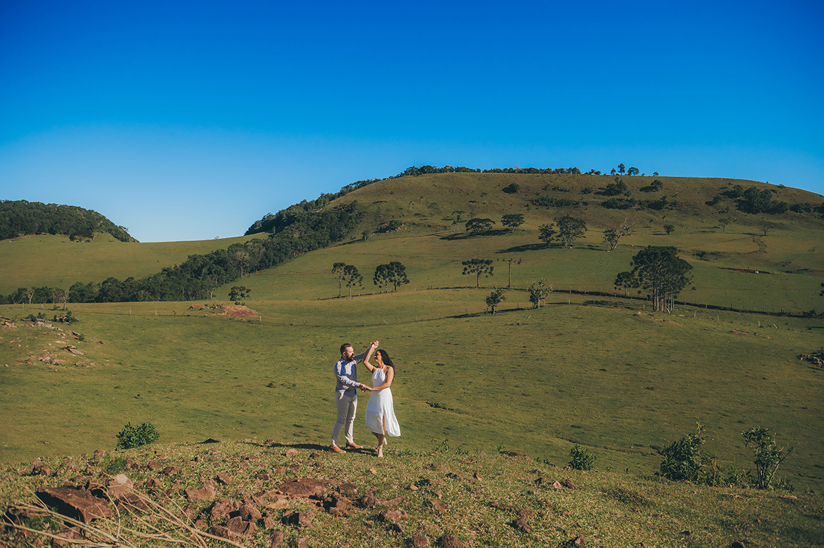 Noivos dançando na natureza