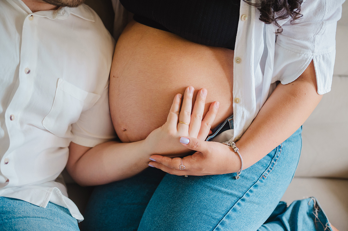 Mãos na barriga da gestante