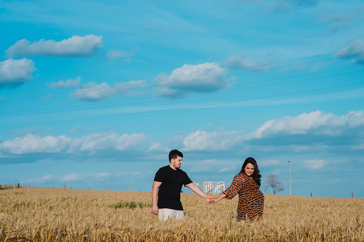 Casal grávidos andando no trigo