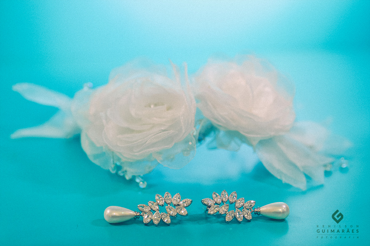 os acessórios da noiva sobre a mesa