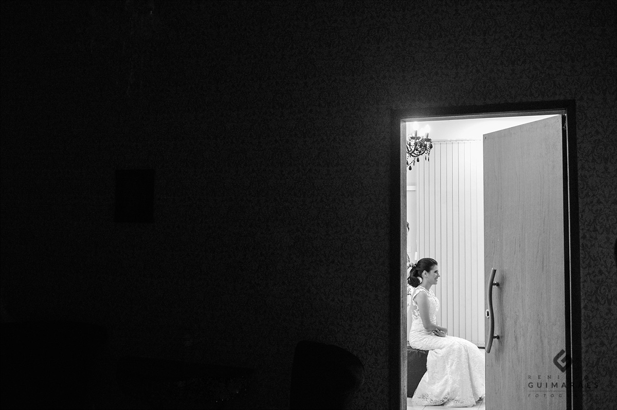 a noiva arrumando o cabelo