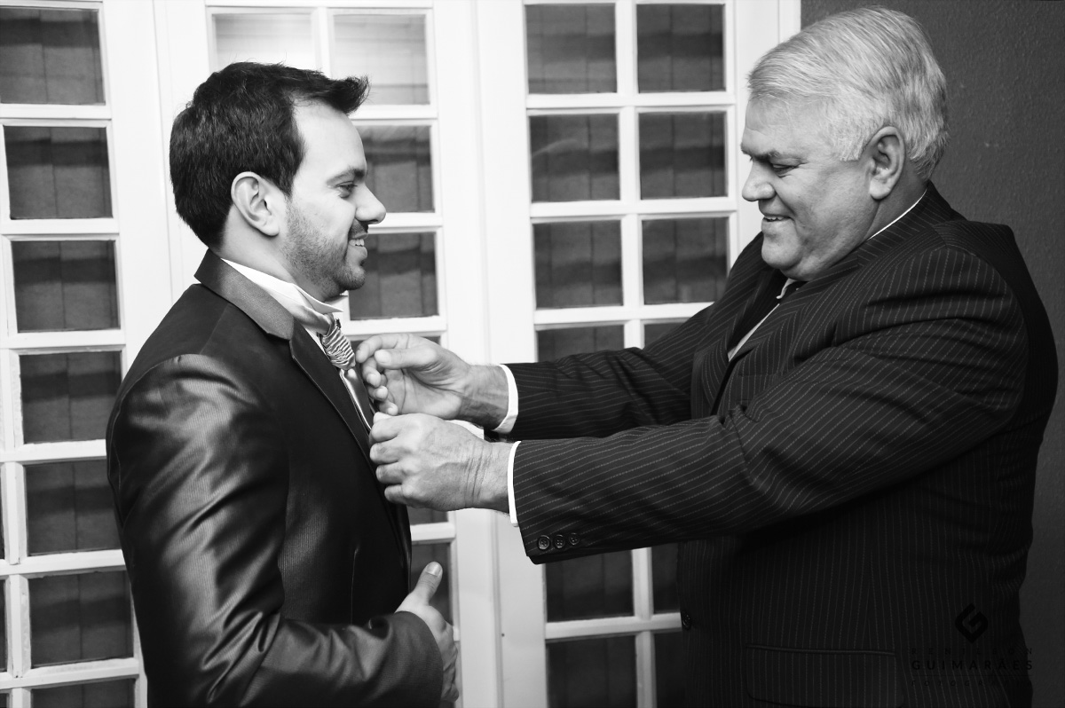 O pai do noivo dando os últimos retoques