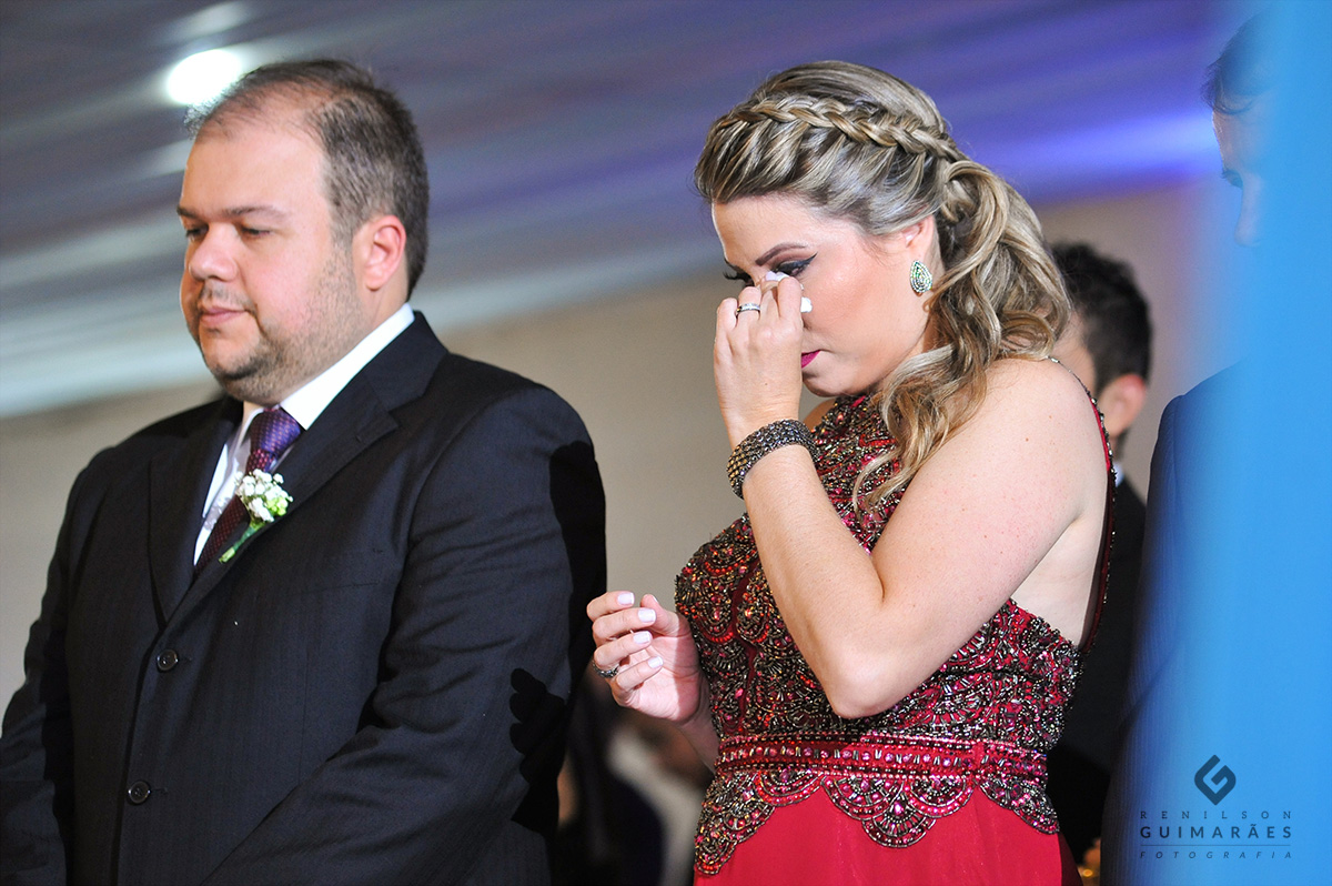 A irmã da noiva chorando ao vê-la entrar na cerimônia