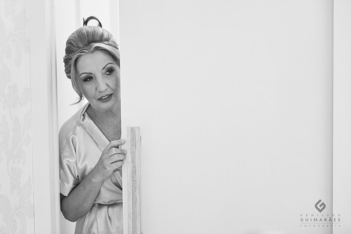 A mãe da noiva dando uma espiadinha na filha