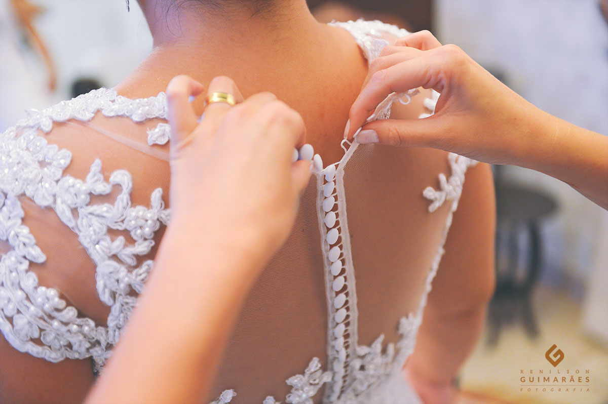 fechando o vestido da noiva