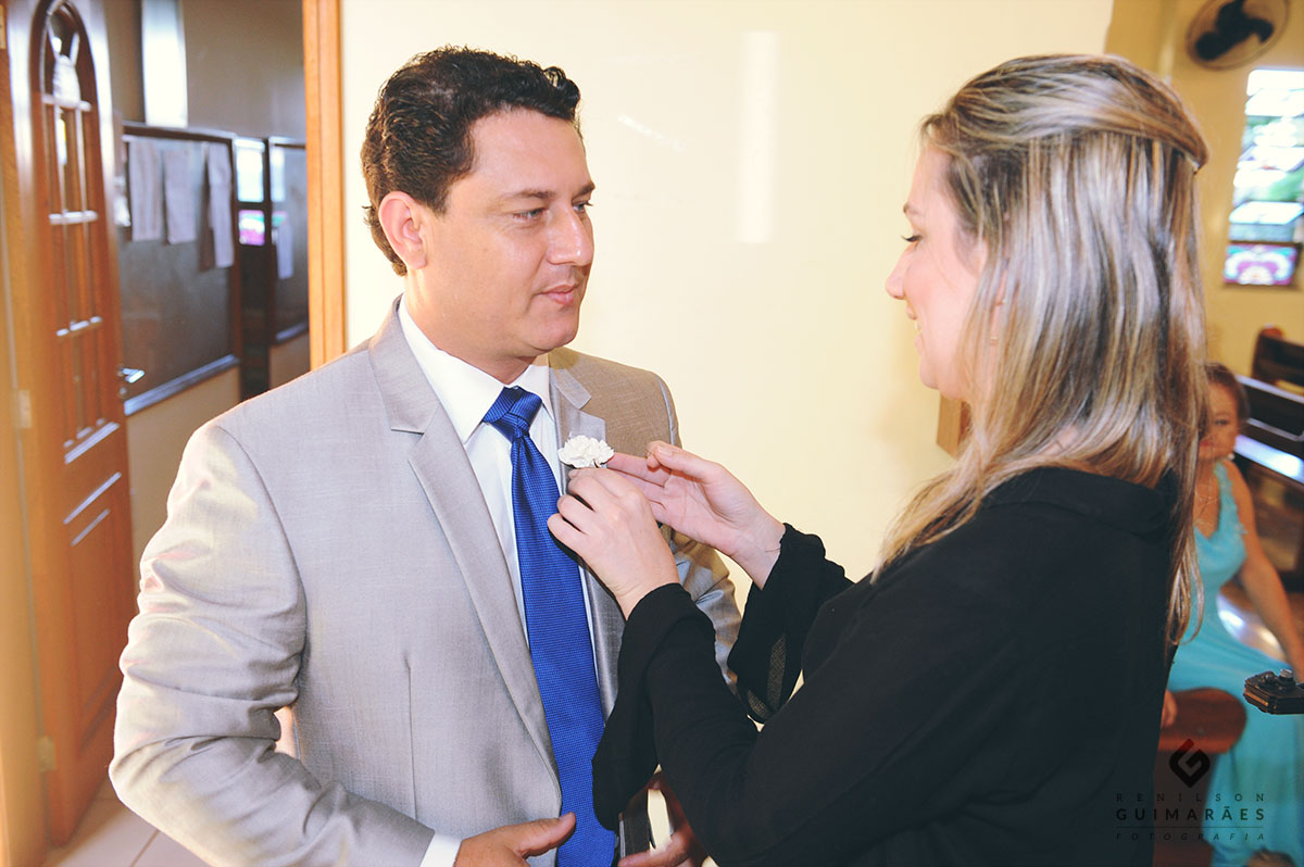 colocando o cravo no noivo