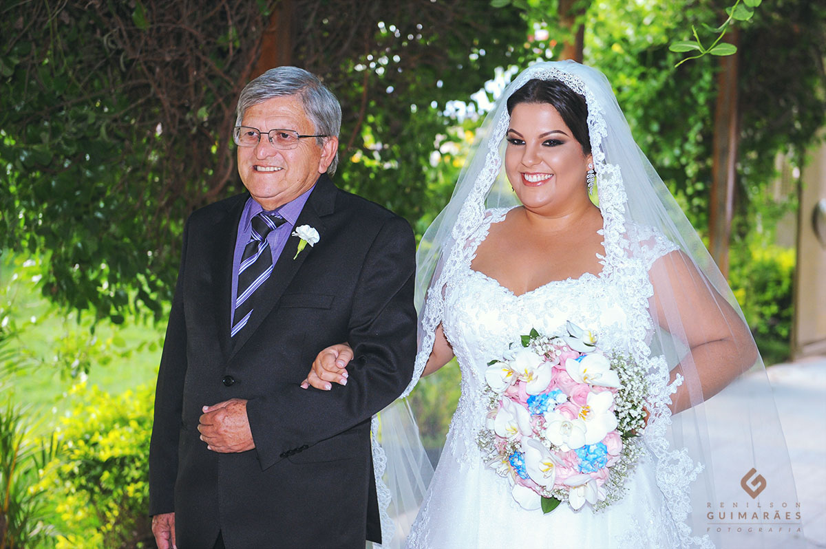 a noiva pronta para entrar na igreja