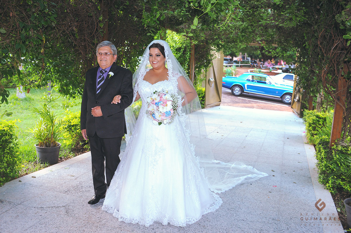 a noiva pronta para entrar na igreja