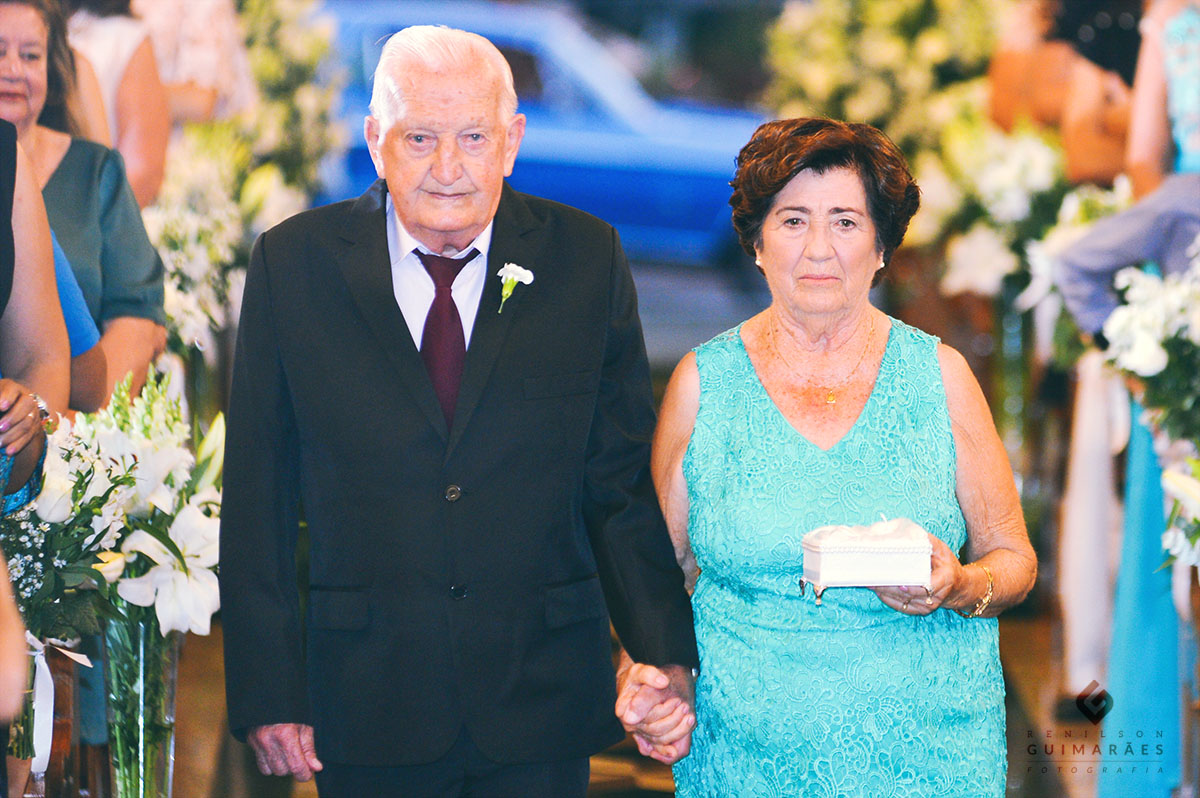 Os avós entrando com as alianças