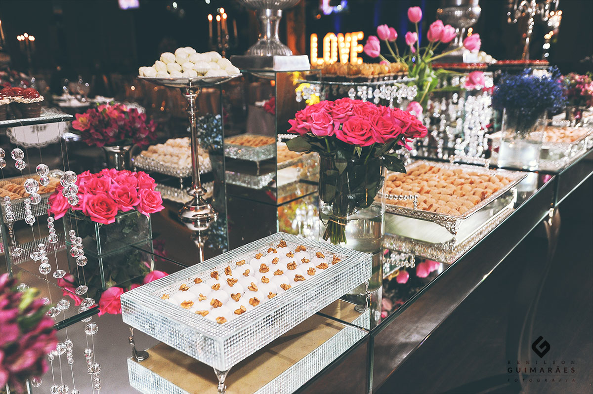 Uma mesa linda de doces