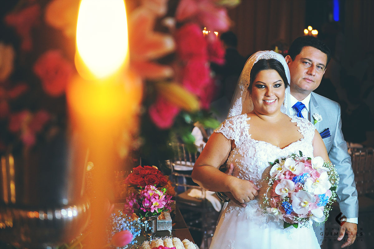 Os noivos na mesa de doces