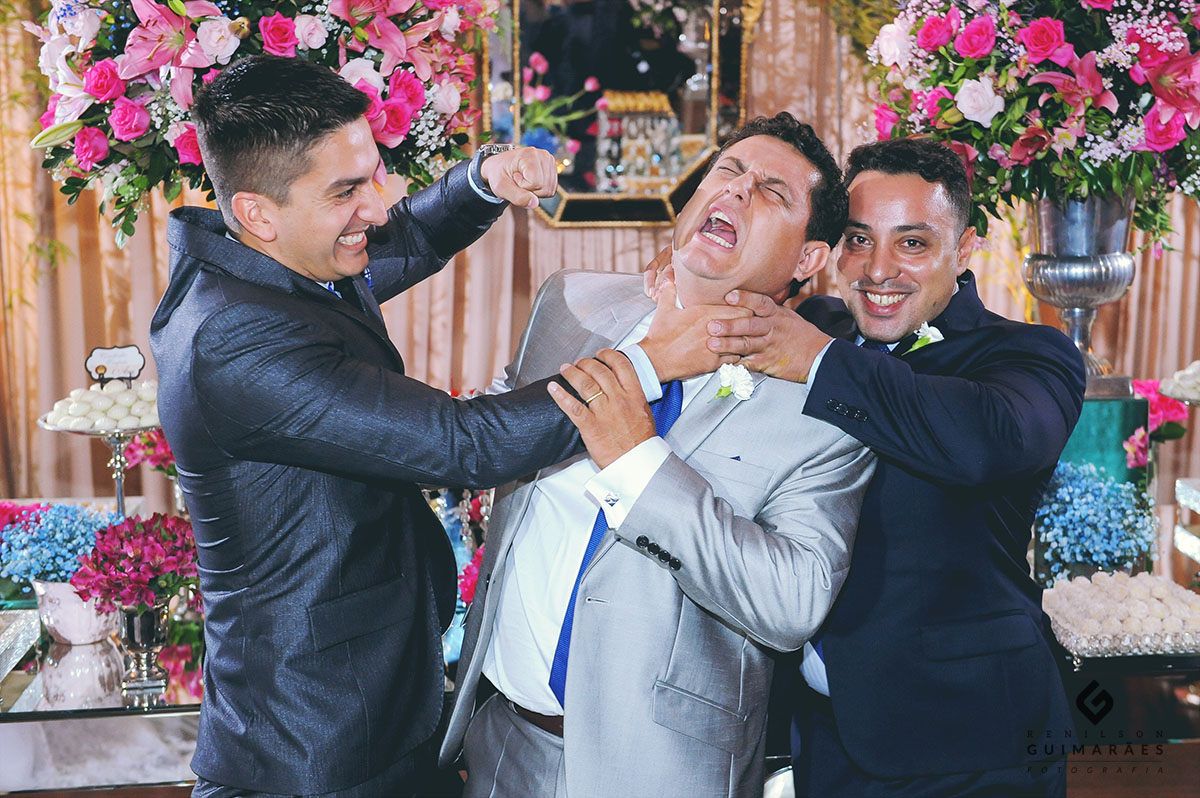 Os cunhados do noivo: bem carinhosos!!