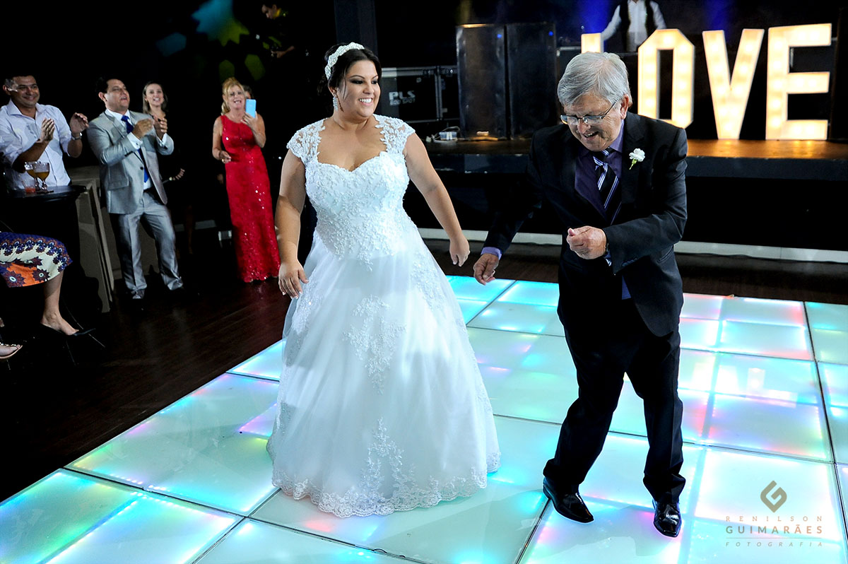 A noiva dançando com o pai