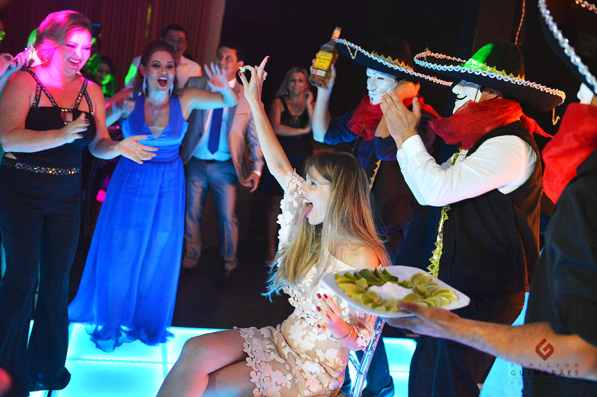 a tequila e os convidados