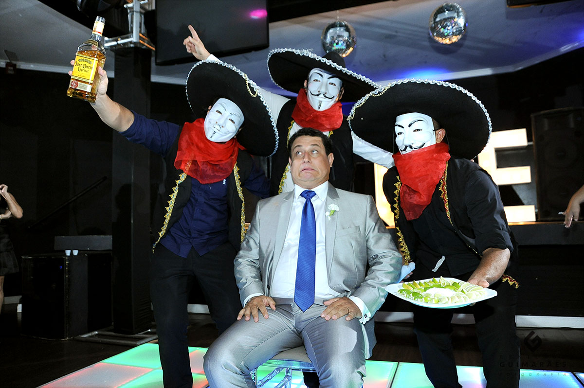 o noivo tomando tequila